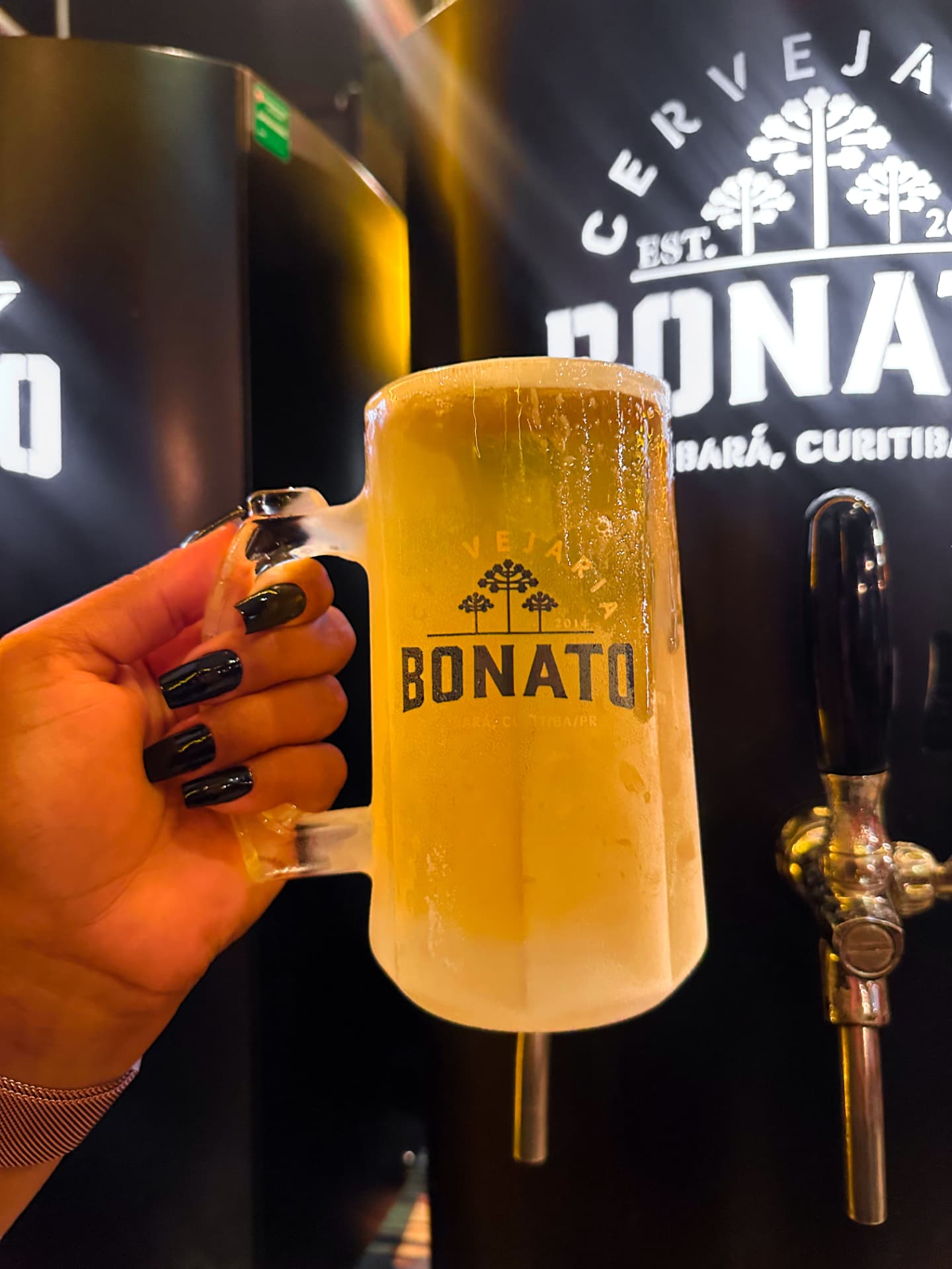 Chope servido na caneca congelada