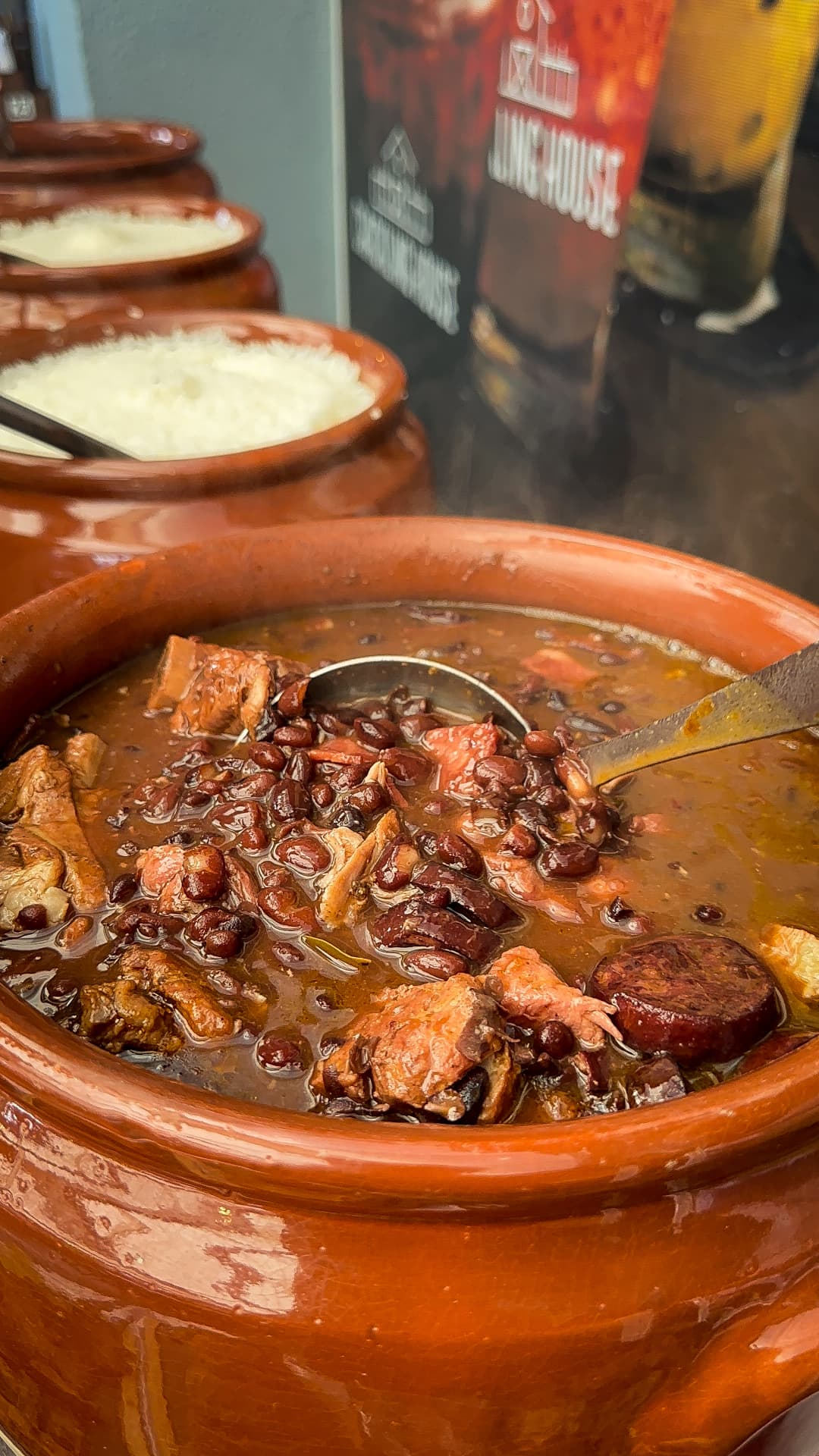 Panela de feijoada da casa